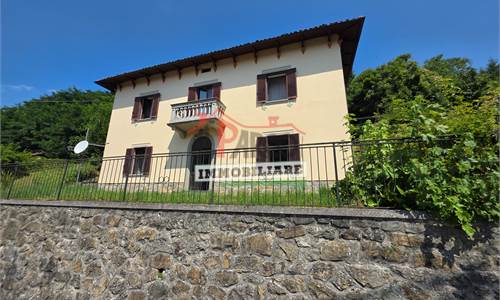 Meravigliosa villa in stile liberty, immersa nel sole e con una vista mozzafiato.