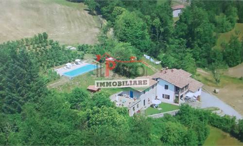 Tenuta con casale con 3 unita immobiliari, 9 ettari di terreno ed ampia piscina. 